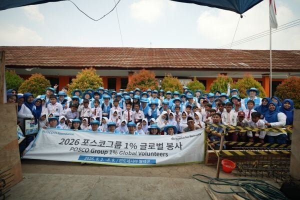 포스코그룹 임직원 50명으로 구성된 1% 글로벌 봉사단이 인니 찔레곤 벨룸방 초등학교에서 건축봉사를 마치고 학생들과 함께 기념촬영을 하고 있다. [사진제공  포스코그룹]