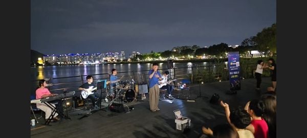지난 14일 대구해올고등학교 교사들로 구성된 ‘대구해올고 교사밴드’가 대구 수성못에서 라오스 댓캄파 고아원학교 아이들을 돕기 위한 기부 콘서트를 펼치고 있다.[사진제공 대구시교육청]