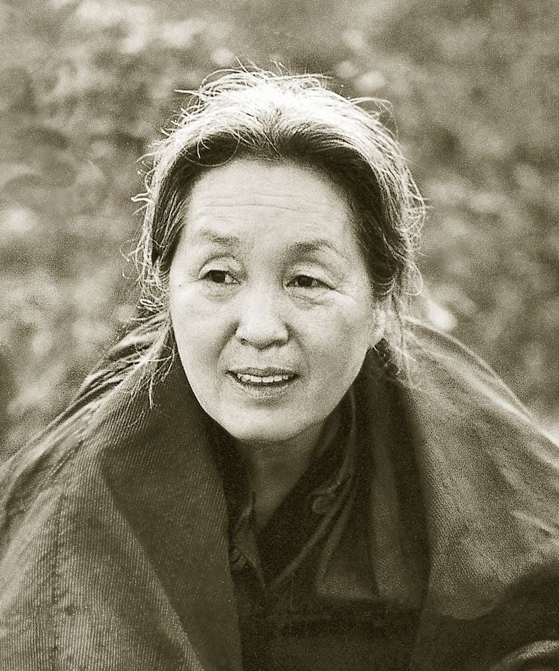 박경리(朴景利, 1926년 12월 2일 ~ 2008년 5월 5일)는 대한민국의 소설가이다. 본명은 박금이(朴今伊)고 본관은 밀양이다. 대하소설 《토지》가 대표작이며 이외에도 《김약국의 딸들》, 《불신시대》 등 많은 작품이 있다. [사진제공 나무위키]