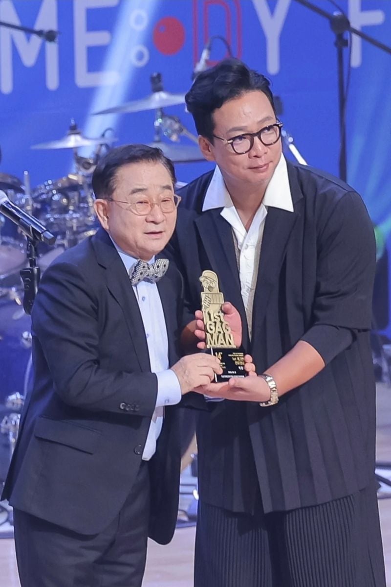 부산 벡스코 오디토리움에서 21일 오후 7시 열린 제14회 부산국제코미디페스티벌 개막식에서 제1회 개그맨 전유성 상을 수상한 코미디언 박준형. [사진제공 부산국제코미디페스티벌조직위원회]