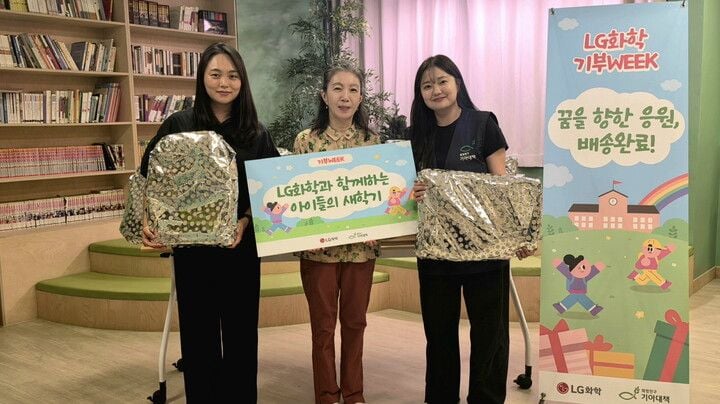 LG화학 관계자(왼쪽 첫 번째)가 아동 복지시설에 신학기 선물을 전달한 뒤 기념 촬영을 하고있다. [사진=LG화학]