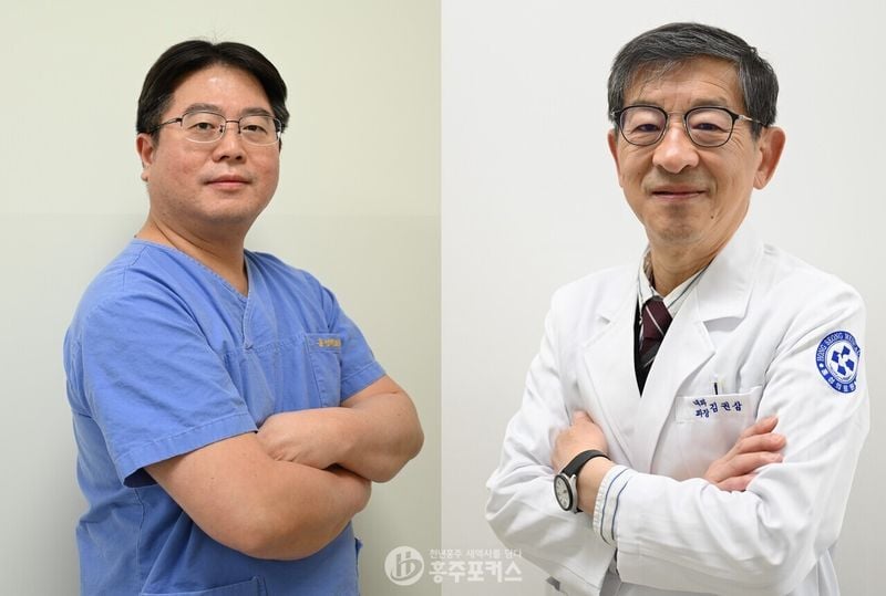 비뇨의학과 오범석 과장(좌), 8내과 김권삼 과장(우) . [사진제공 홍성의료원] 