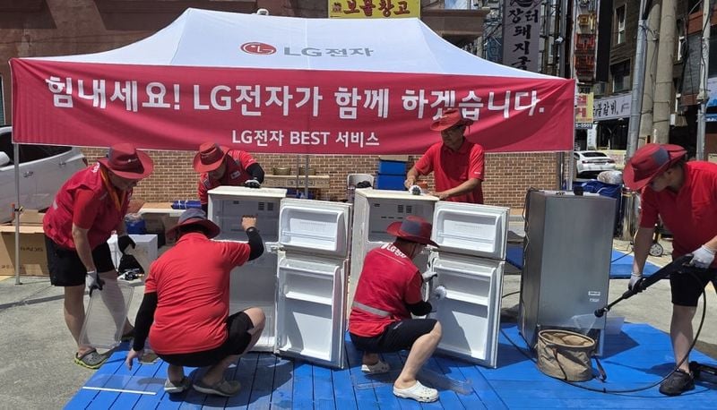 LG전자 서비스 매니저들이 경상남도 거제시 고현동에서 침수 피해를 입은 제품을 점검 및 수리하고 있다. [사진제공 LG그룹]