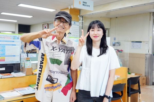 어르신은 민원인의 어려운 사정을 세심하게 살피며 응대한 주하영 주무관에게 “대한민국 최고 공무원”이라며 칭찬했다. [사진제공 성북구]