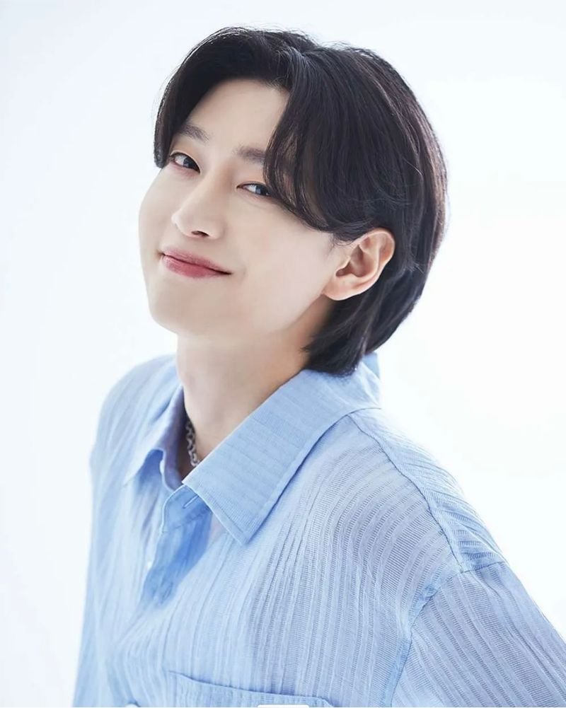김용빈(1992년 9월 18일~)은 대한민국의 트로트 가수이다.[사진제공 나무위키]