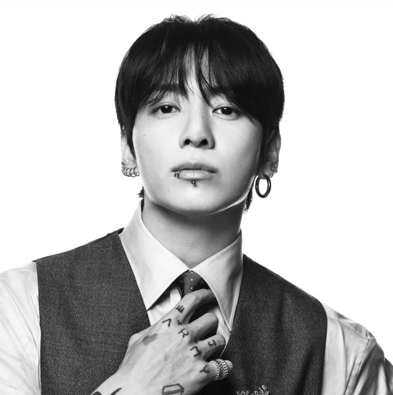 정국(본명: 전정국 (田楨國), 1997년 9월 1일 ~ )은 대한민국의 보이 그룹 방탄소년단의 메인보컬, 서브래퍼, 리드댄서을 맡고 있다.[사진제공 나무위키]