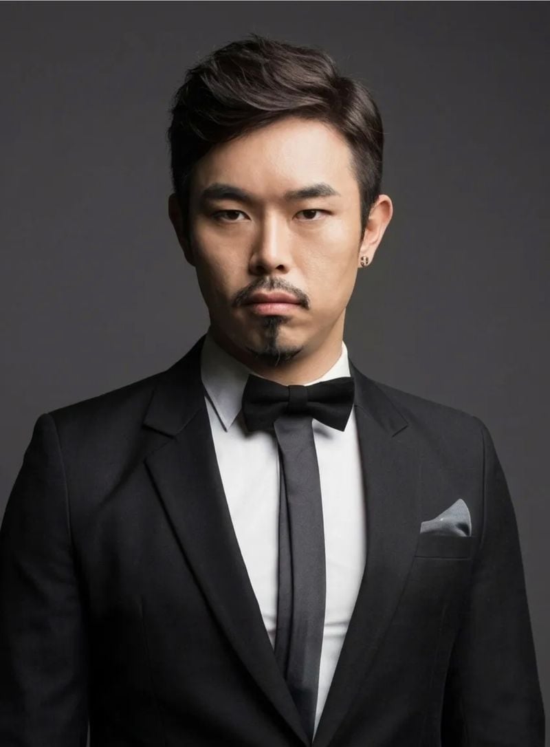 이현섭(1978년 9월 26일 ~ )은 대한민국의 가수, 음악가이다. 2003년 노바소닉의 새 멤버를 캐스팅하는 오디션 과정에서 발탁되어 4집 《Han》으로 정식 데뷔했다.[사진제공 나무위키]