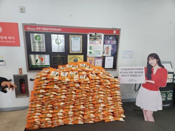 신유빈이 장애인탁구 국가대표 선수단과 코칭스태프에게 깜짝 선물을 전달했다.(매니지먼트GNS 제공)
