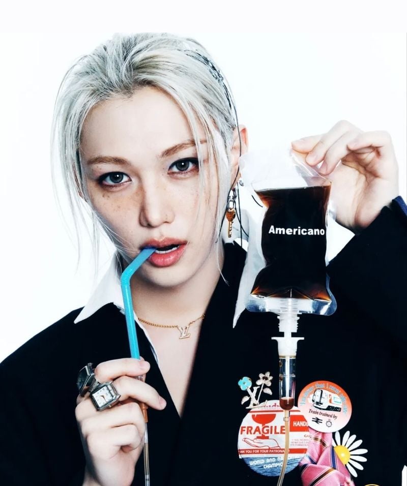 필릭스(Felix, 본명: 필릭스 용복 리, 영어: Felix Yongbok Lee, 2000년 9월 15일 ~ )은 오스트레일리아의 래퍼이자 작사가, 작곡가, 프로듀서이며, 대한민국의 보이 그룹 스트레이 키즈의 서브래퍼, 리드댄서을 맡고 있다.[사진제공 나무위키]