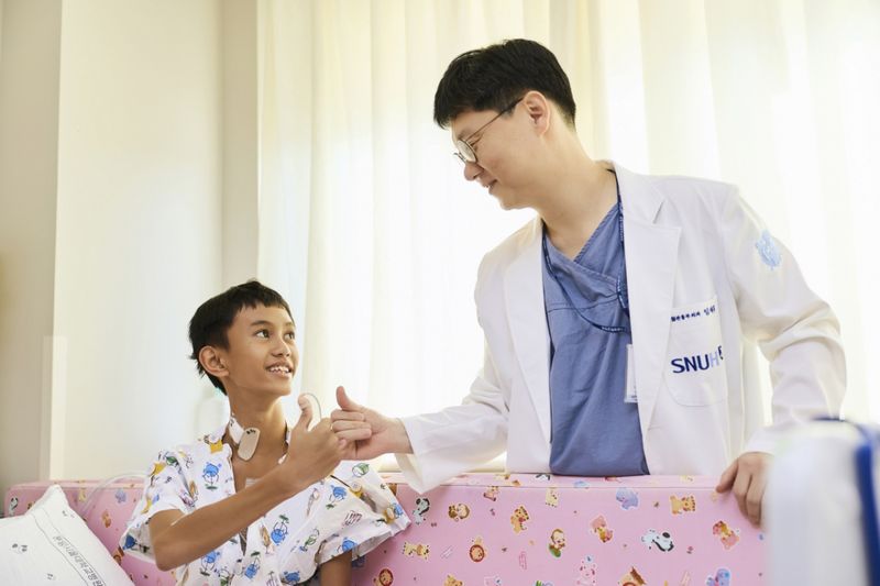 임재홍 분당서울대병원 심장혈관흉부외과 교수가 필리핀 빈센트 환아와 건강한 미래를 약속하고 있다. /사진제공=분당서울대병원
