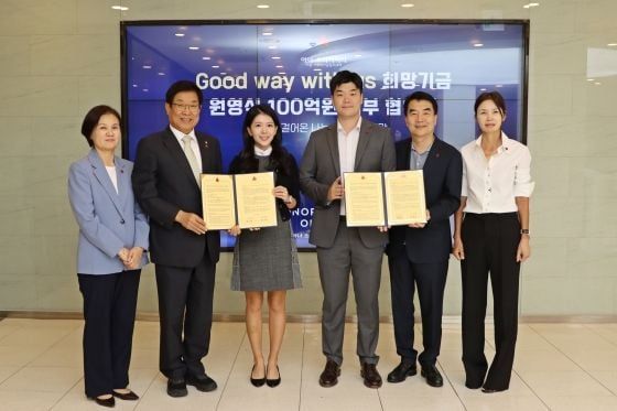(왼쪽부터) 신혜영 서울 사랑의열매 사무처장, 김재록 회장과 김민성, 원성준, 원영식, 강수진 기부자가 협약식 체결 이후 기념촬영을 하고 있다. [사진제공 서울사회복지공동모금회]