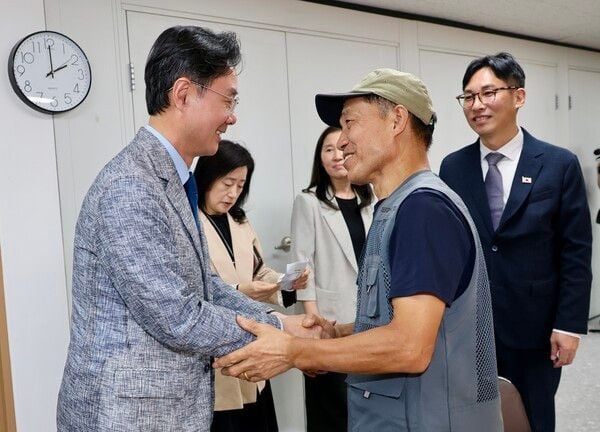 최동민 구청장과 김경남 어르신 [사진제공 동대문구]