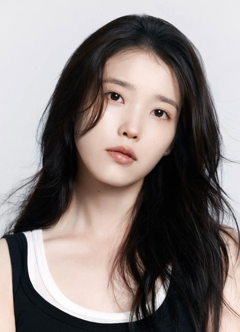 아이유(IU, 본명: 이지은, 1993년 5월 16일~)는 대한민국의 싱어송라이터, 작곡가, 배우이다. 2008년, 첫 EP인 로스트 앤 파운드(Lost and Found)를 통해 가수로 데뷔했다.[사진제공 나무위키]