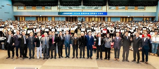 최평규 SNT 회장이 사재 출연한 운해장학재단의 2026년 장학증서 수여식. [사진제공 SNT홀딩스]
