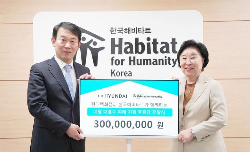 네팔 수해 복구 성금 전달식에서 양명성(왼쪽) 현대백화점 영업전략담당 상무와 마희자 한국해비타트 이사장.[사진제공 현대백화점]