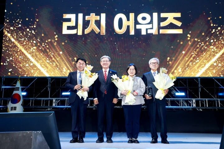 리치어워즈 시상식에 참석한 정영식 회장, 오태완 의령군수, 김현수 원장과 고 공도연 할머니 유족. (사진=의령군 제공)