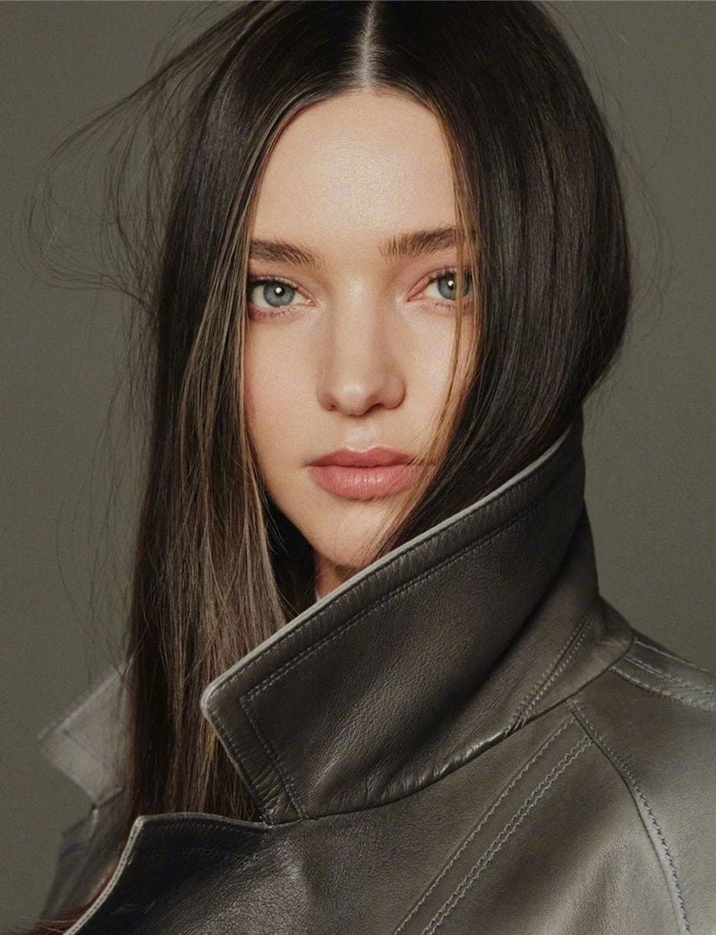 미란다 메이 커(영어: Miranda May Kerr, 1983년 4월 20일 ~ )는 간단히 미란다 커(영어: Miranda Kerr)로 잘 알려진 오스트레일리아의 모델, 사업가이다.[사진제공 나무위키]]