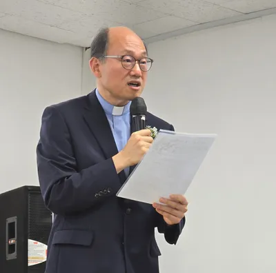 이 세상을 밝히는 한 자루의 촛불이 되기를 마음 다해 축복합니다 -  정삼희 목사