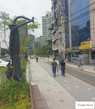 [산타가 보는 세상] "파라솔 좀 펴주세요" _ 시민의 여름 그늘 한 조각을 기다린다