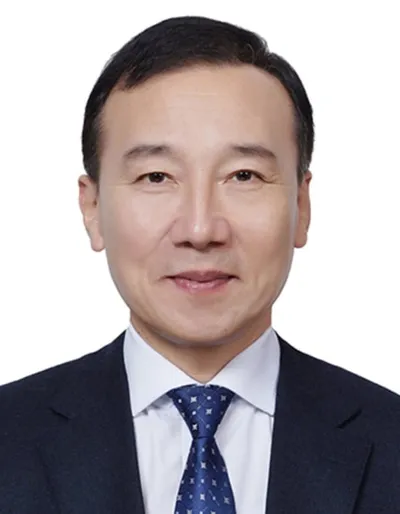 불타는 벤츠에 소화기 들고 뛰어든 남성