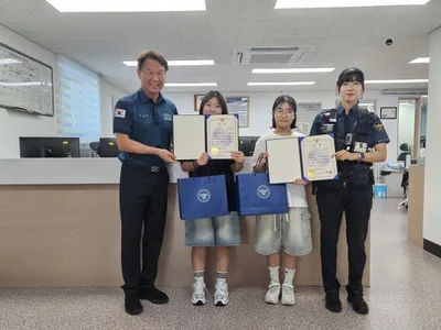 “길에서 5만 원 주웠어요”…무더위 속 경찰서 찾은 어린 자매의 따뜻한 용기