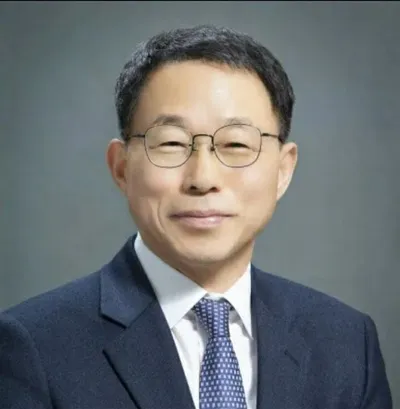 “공무원 계급제, 대한민국의 미래를 가로막는 철창인가?”