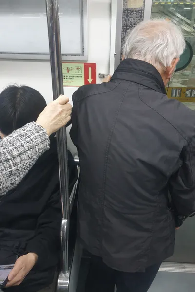 지하철에서 한 시민이 마주한 장면, 노인은 서 있고 청년은 앉았다