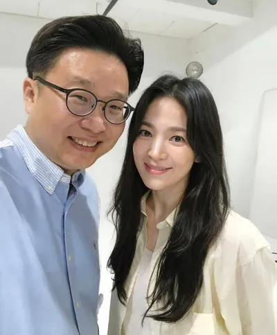 송혜교, 또 한 번 대한민국 역사 알리기에 힘 보탰다…美 워싱턴에 ‘우리 역사 안내서’ 기증 동참