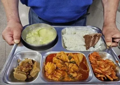 김하종 신부, '밥 위의 케이크' 논란…무료급식이 전한 더 큰 메시지