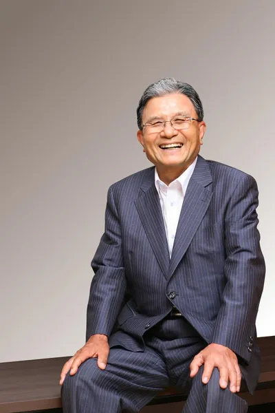 넥센 강병중 회장, 부산대에 100억 주식 '통 큰 선물'… 50년 기부 결실