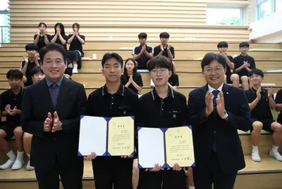 침수 상가로 뛰어든 중학생들…빗물 퍼내고 집기 옮긴 강민승·이소찬