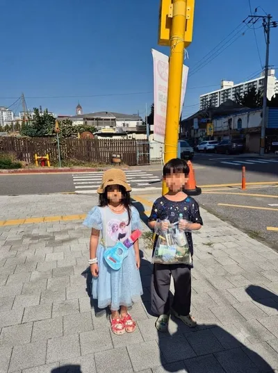 “놀러 나왔다가 쓰레기부터”…거리 청소에 나선 8세·6세 남매와 청주 청년 이현수 씨