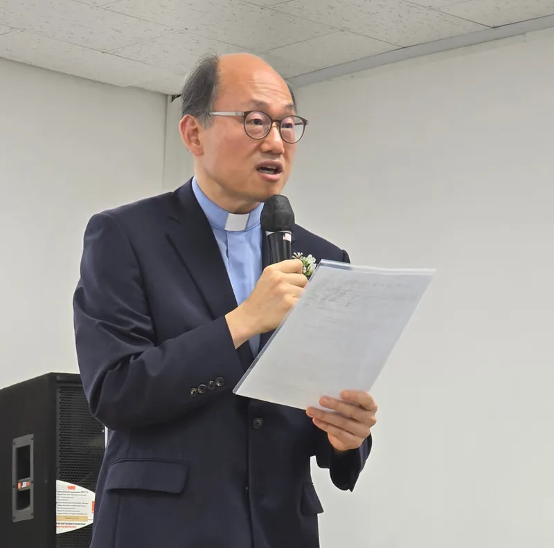 이 세상을 밝히는 한 자루의 촛불이 되기를 마음 다해 축복합니다 -  정삼희 목사