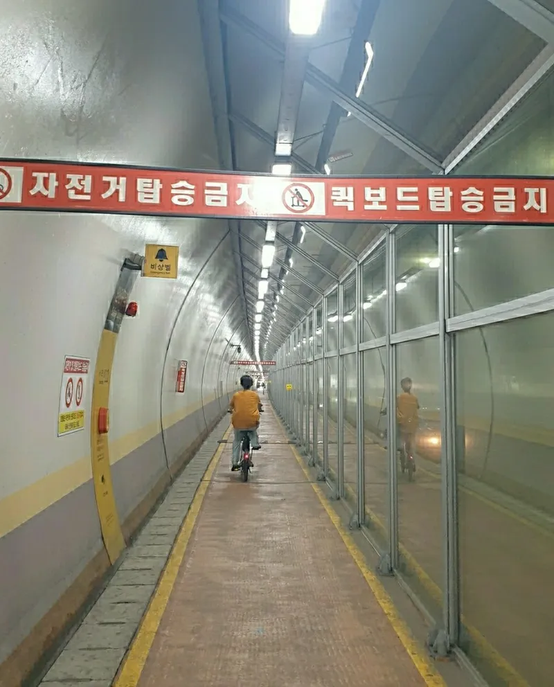 자전거 타고가는 분